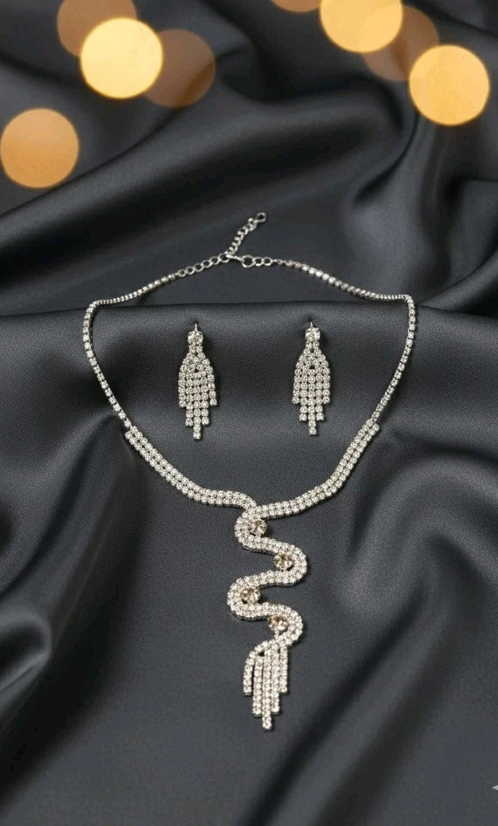 Extravagantes Strass Schmuckset Collier & Ohrringe Silberfarben Modeschmuck s#22